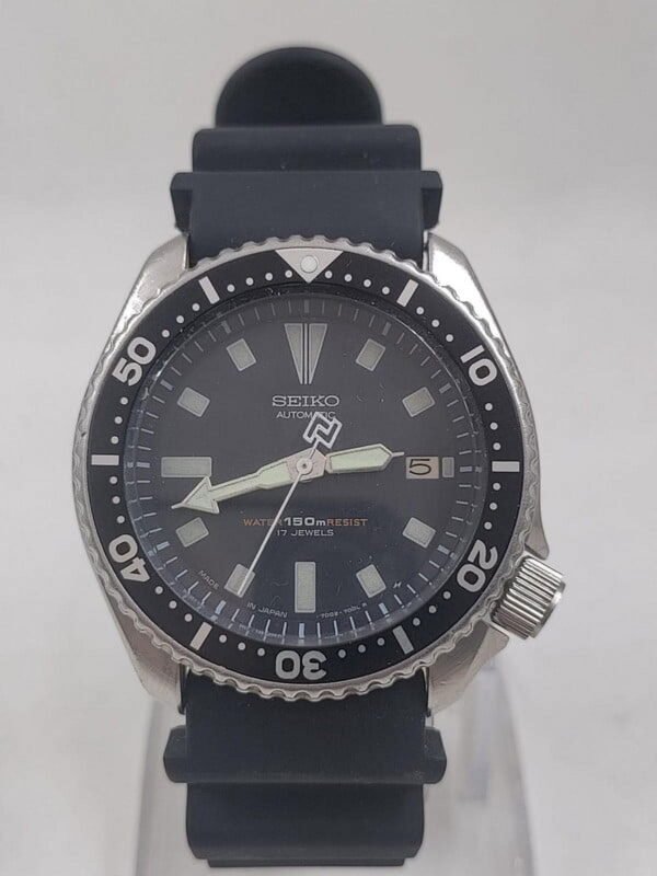Black Leather Strap Sporty Look Analog Watch Swiss Quartz Diamond Dial With Date Classic Retro Wrist Watch